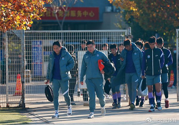 博洛尼亚2-1逆转国米【比赛焦点瞬间】第8分钟，克拉森外围凌空发炮！